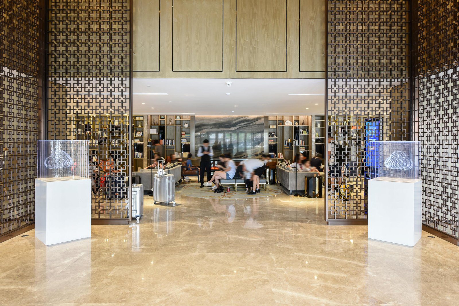 北京東直門左家莊地鐵站亞朵S酒店大廳鏤空金屬屏風與休息區