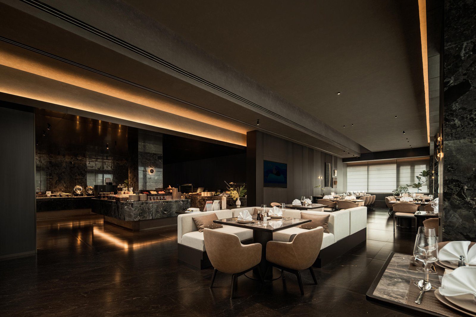 北京國貿CBD建國門亞朵S酒店相招餐廳的卡座與自助餐台