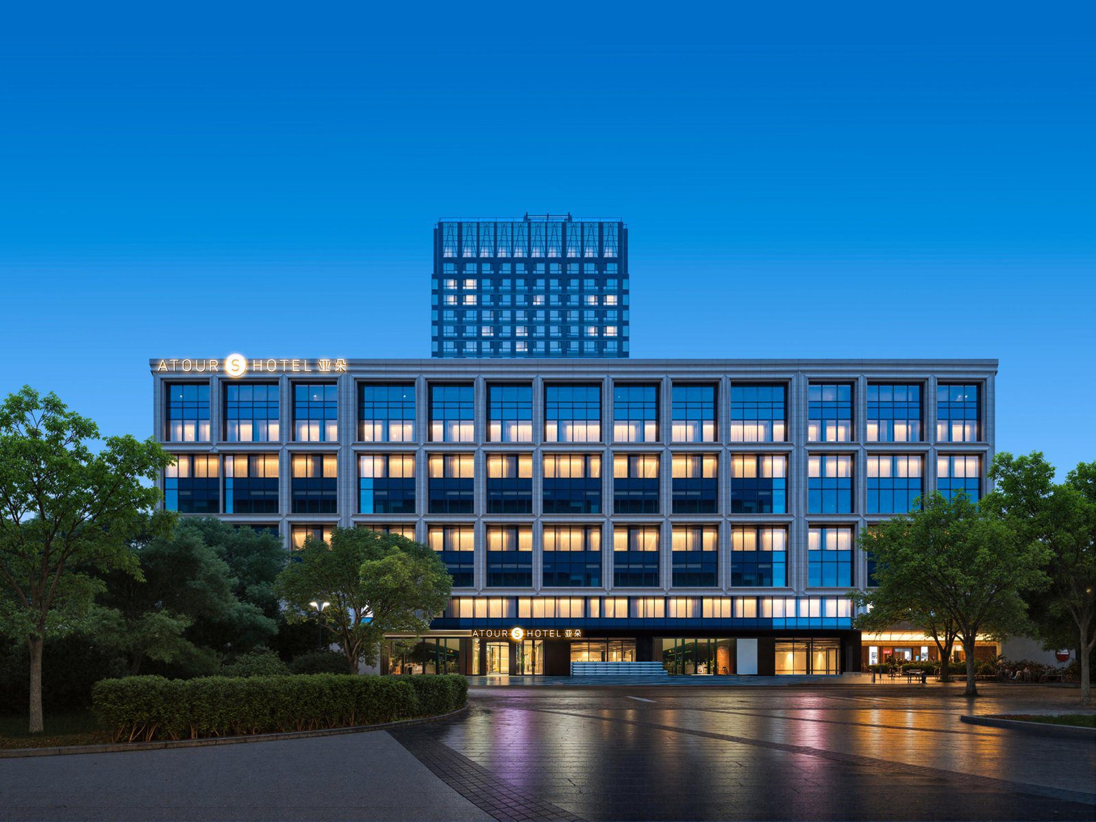 北京國貿CBD建國門亞朵S酒店藍調時分的建築外觀與前方廣場