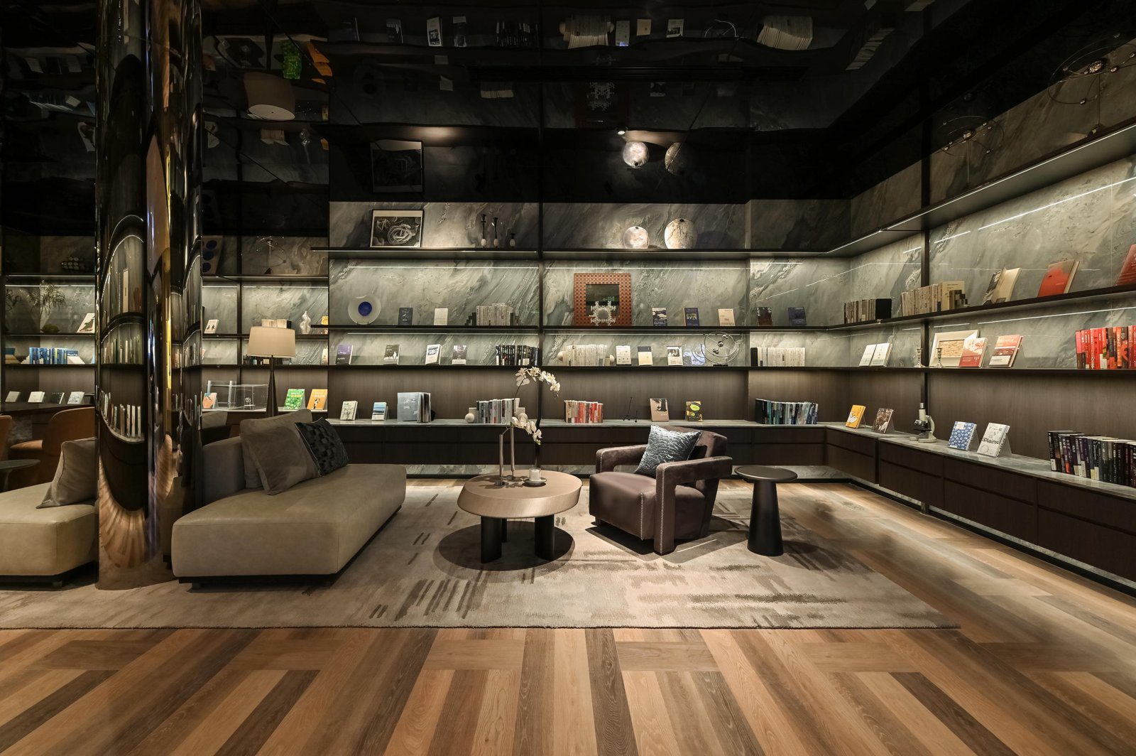 北京國展中心惠新西街南口地鐵站亞朵S酒店竹居閱讀空間的書牆與沙發座位