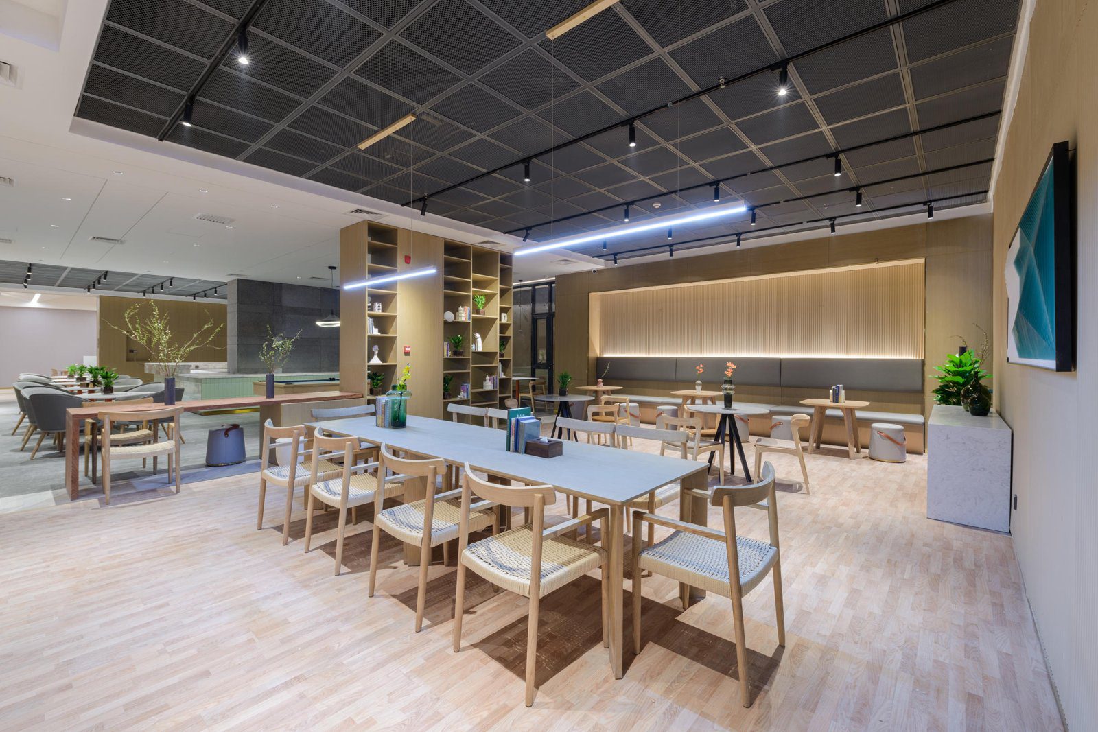 北京中關村北外亞朵S酒店木質桌椅的用餐空間