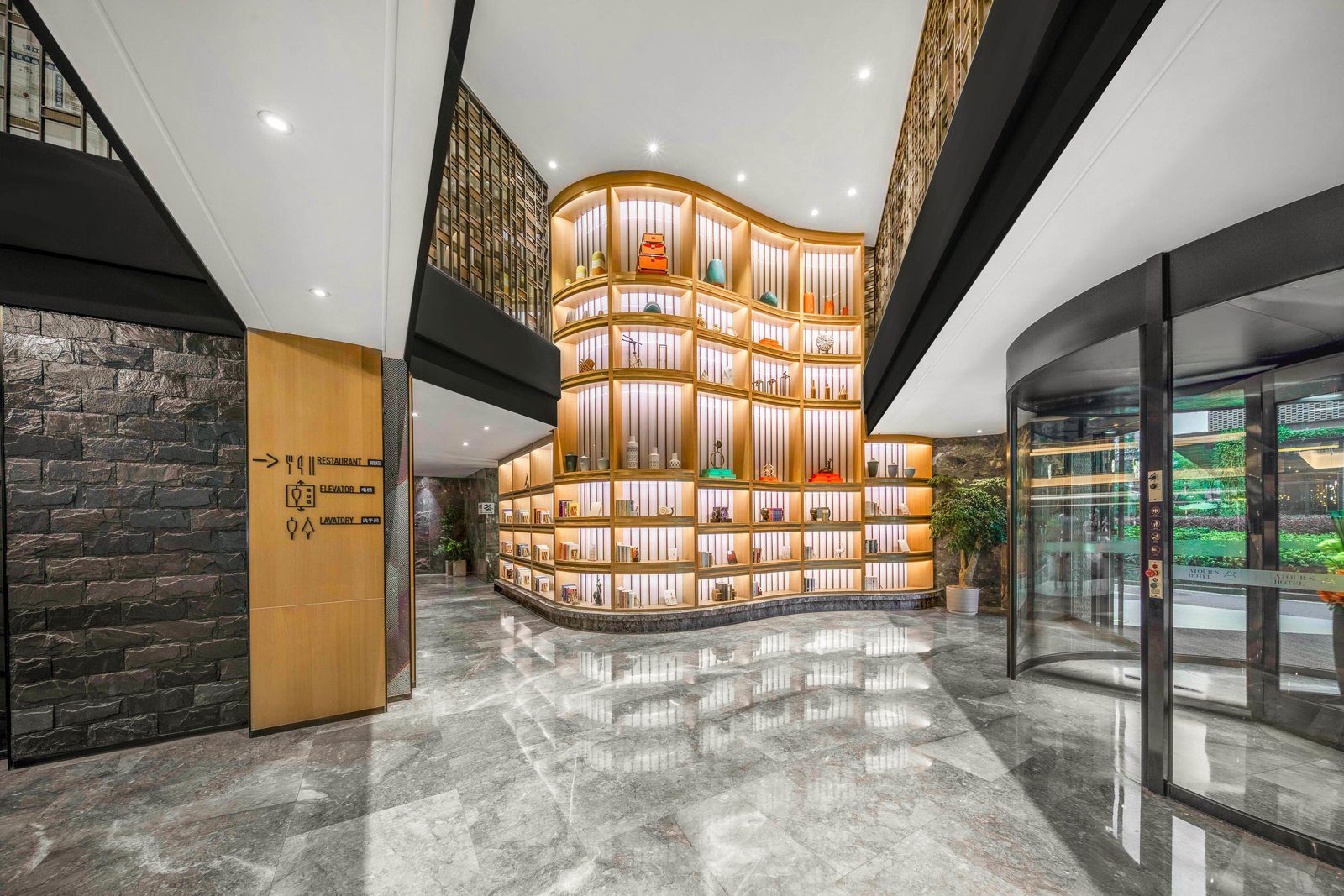 成都太古里亞朵S酒店入口旁發光弧形展示書架