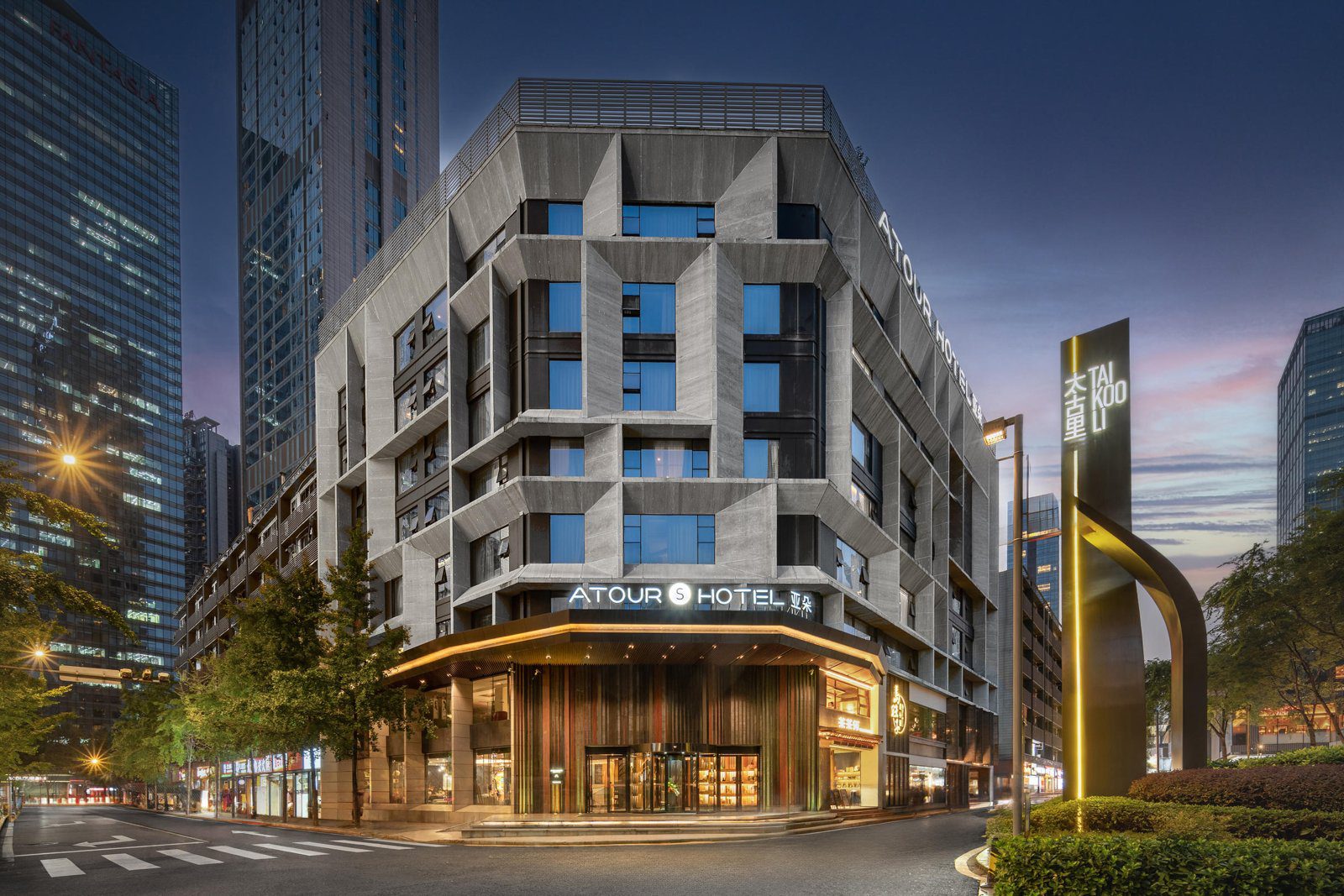 成都太古里亞朵S酒店街角建築外觀與夜間燈光
