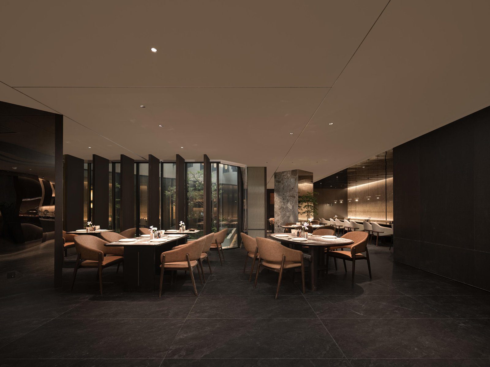 成都太古里IFS亞朵S酒店餐廳的木質餐桌與座椅