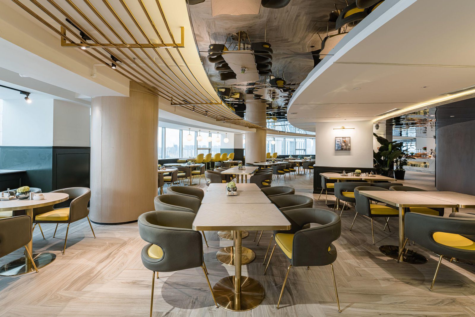 成都春熙路文殊院地鐵站亞朵S酒店臨窗的餐廳用餐區與弧形天花板