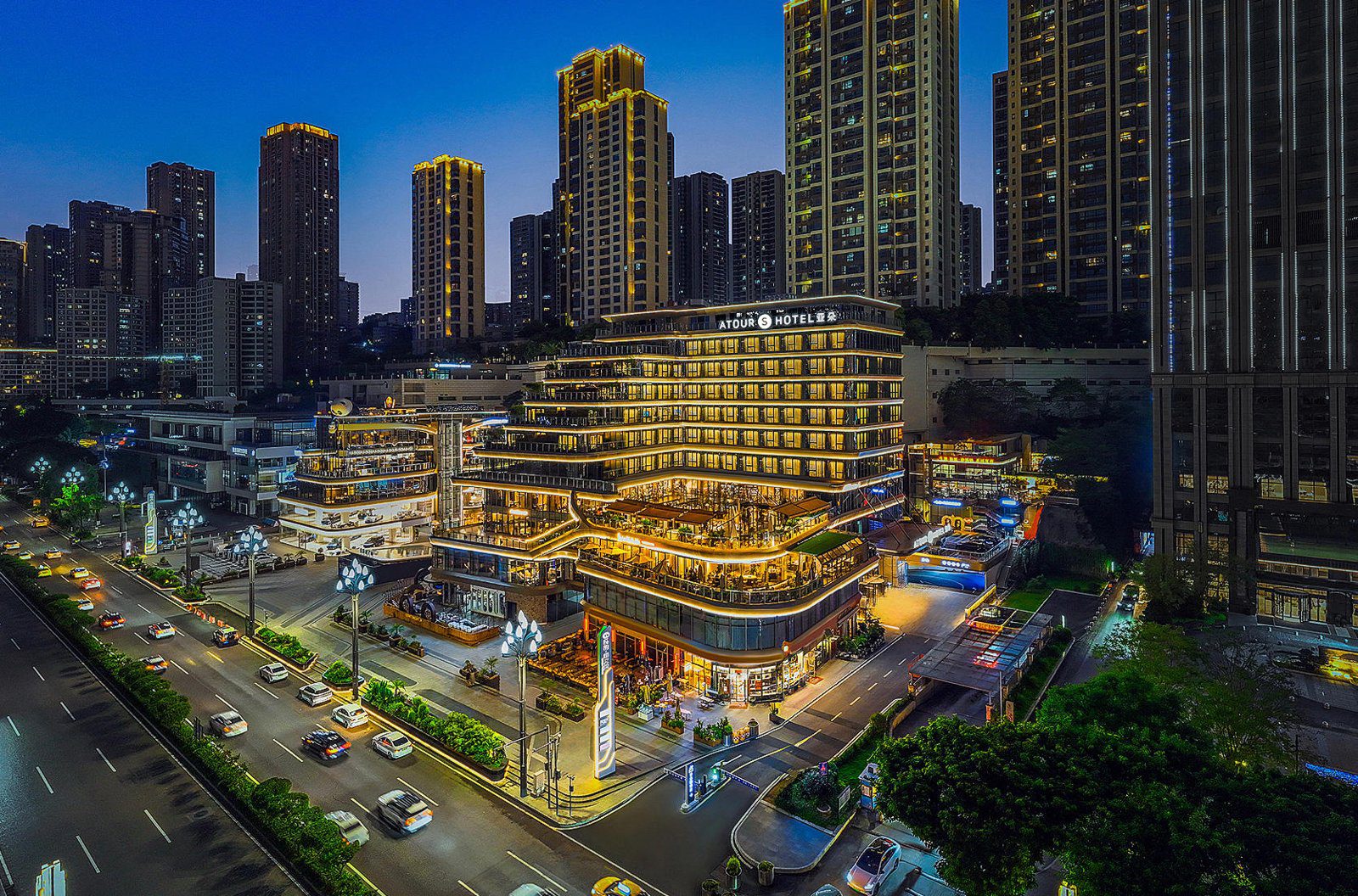 重慶江北嘴鎏嘉碼頭亞朵S酒店夜間建築外觀與北濱路街景