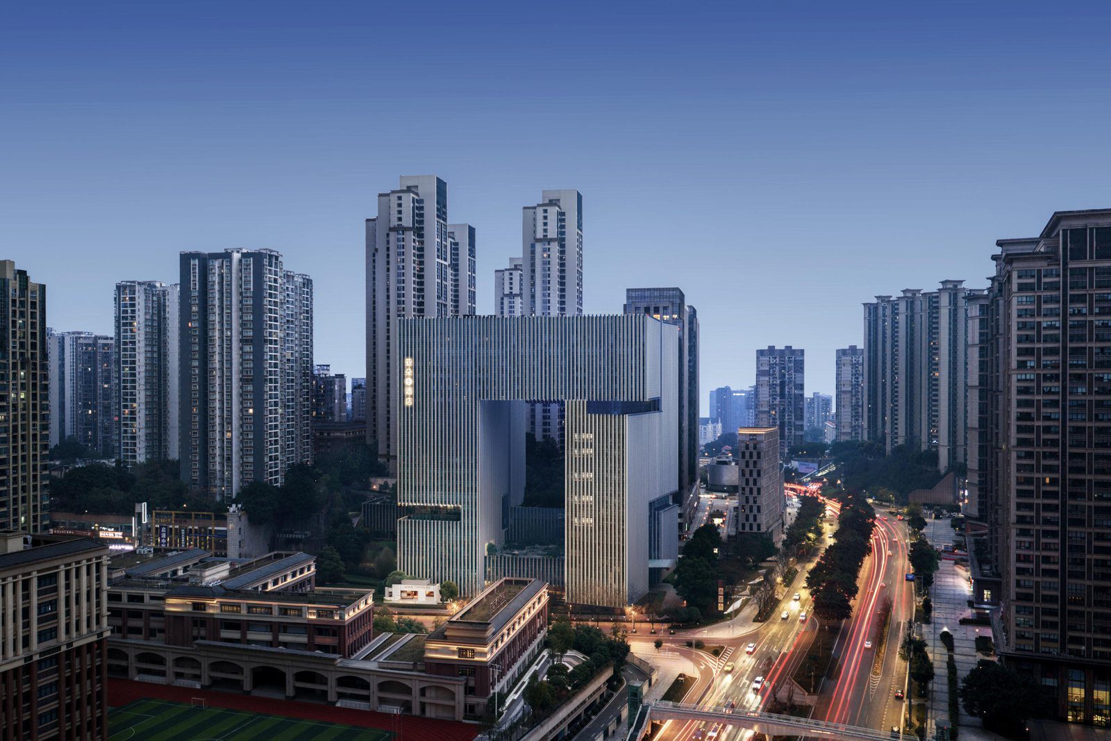 重慶兩江新區新牌坊亞朵S酒店所在大樓與新牌坊街區夜景