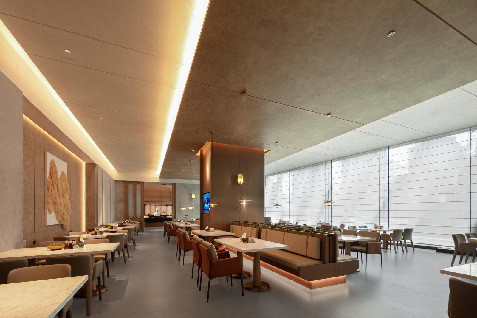 貴陽北站德福中心亞朵S酒店相招餐廳臨窗的長排用餐座位