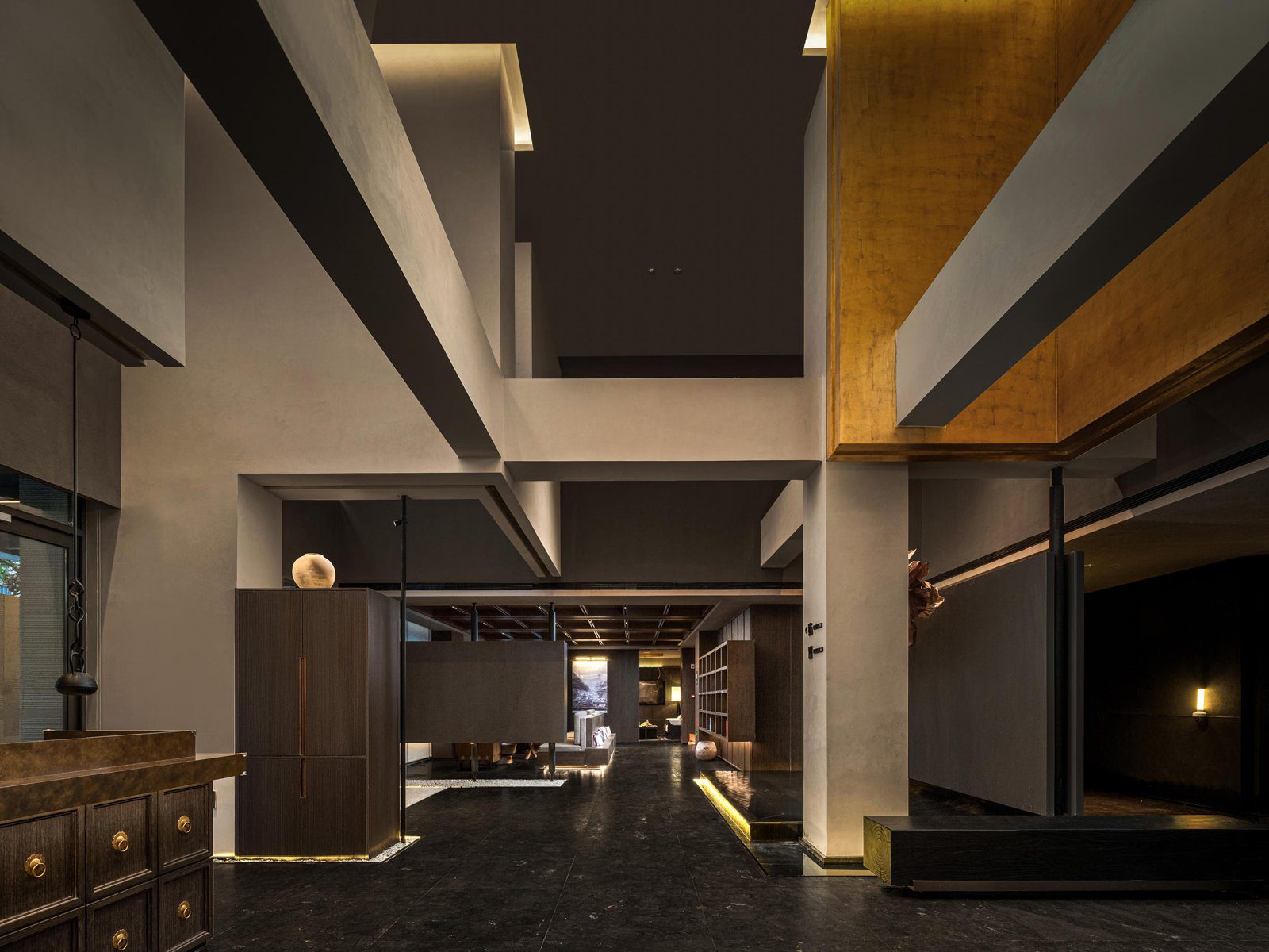 杭州黃龍華星路亞朵S酒店挑高大廳的木作櫃與深色石材地坪