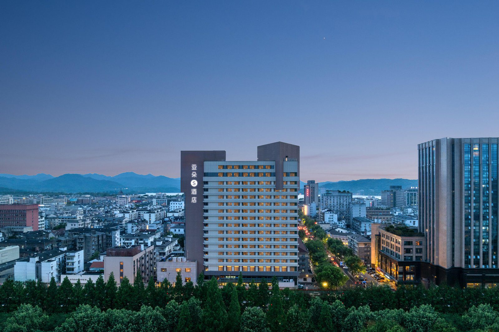 杭州西湖湖濱解放路亞朵S酒店所在的上城區街景與遠山