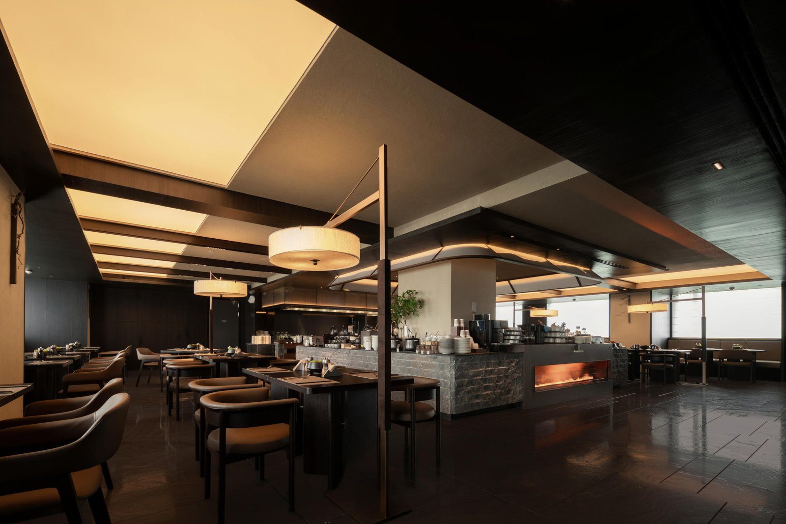 杭州西湖湖濱解放路亞朵S酒店餐廳吧台與用餐座位