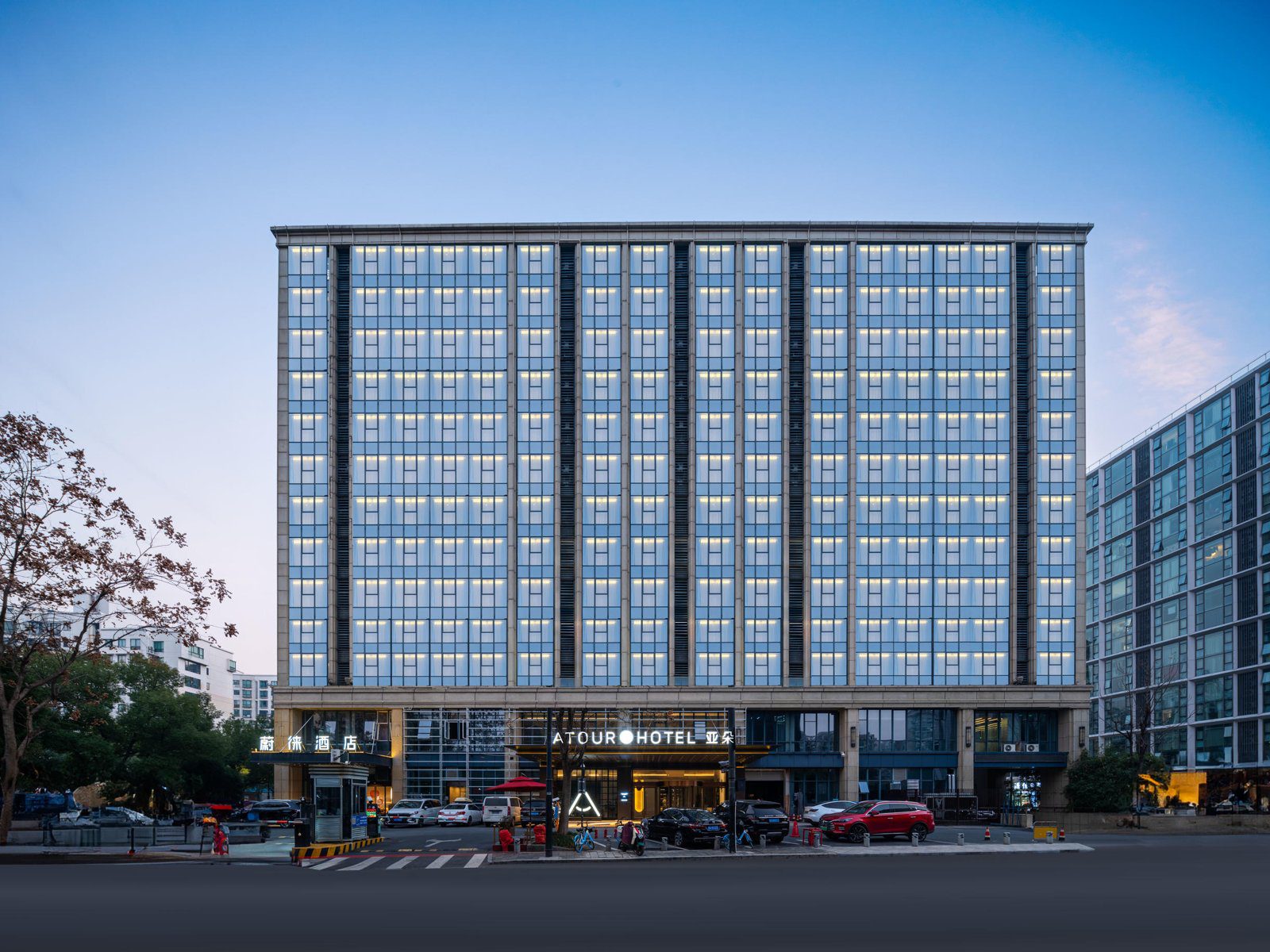 杭州西溪古墩路亞朵S酒店方正樓體建築外觀與街景