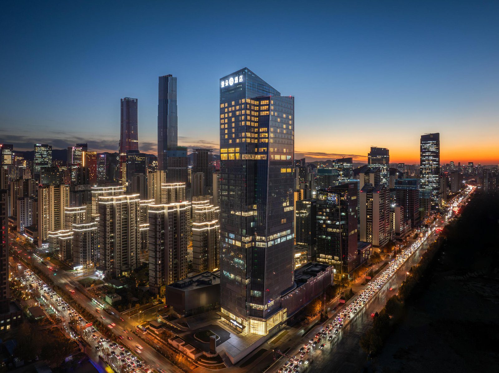 濟南CBD奧體西路亞朵S酒店所在齊魯科技金融大廈夜景與樓頂品牌招牌