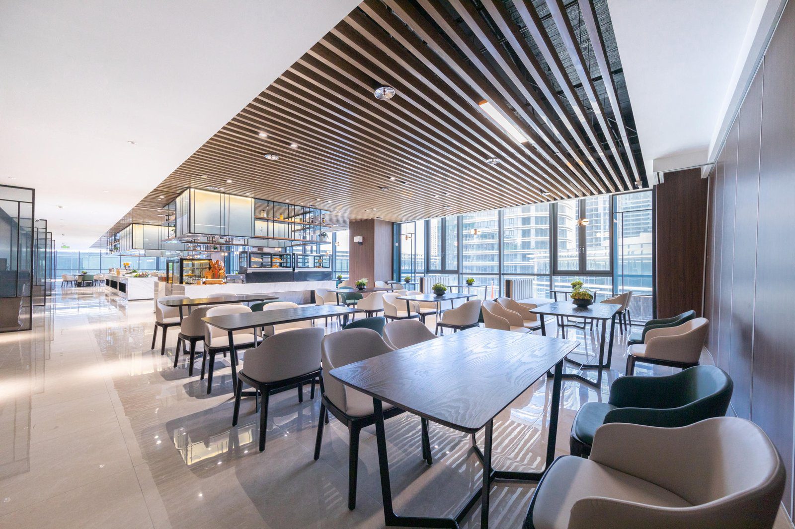濟南CBD山東港口大廈亞朵S酒店明亮用餐區與木格柵天花板