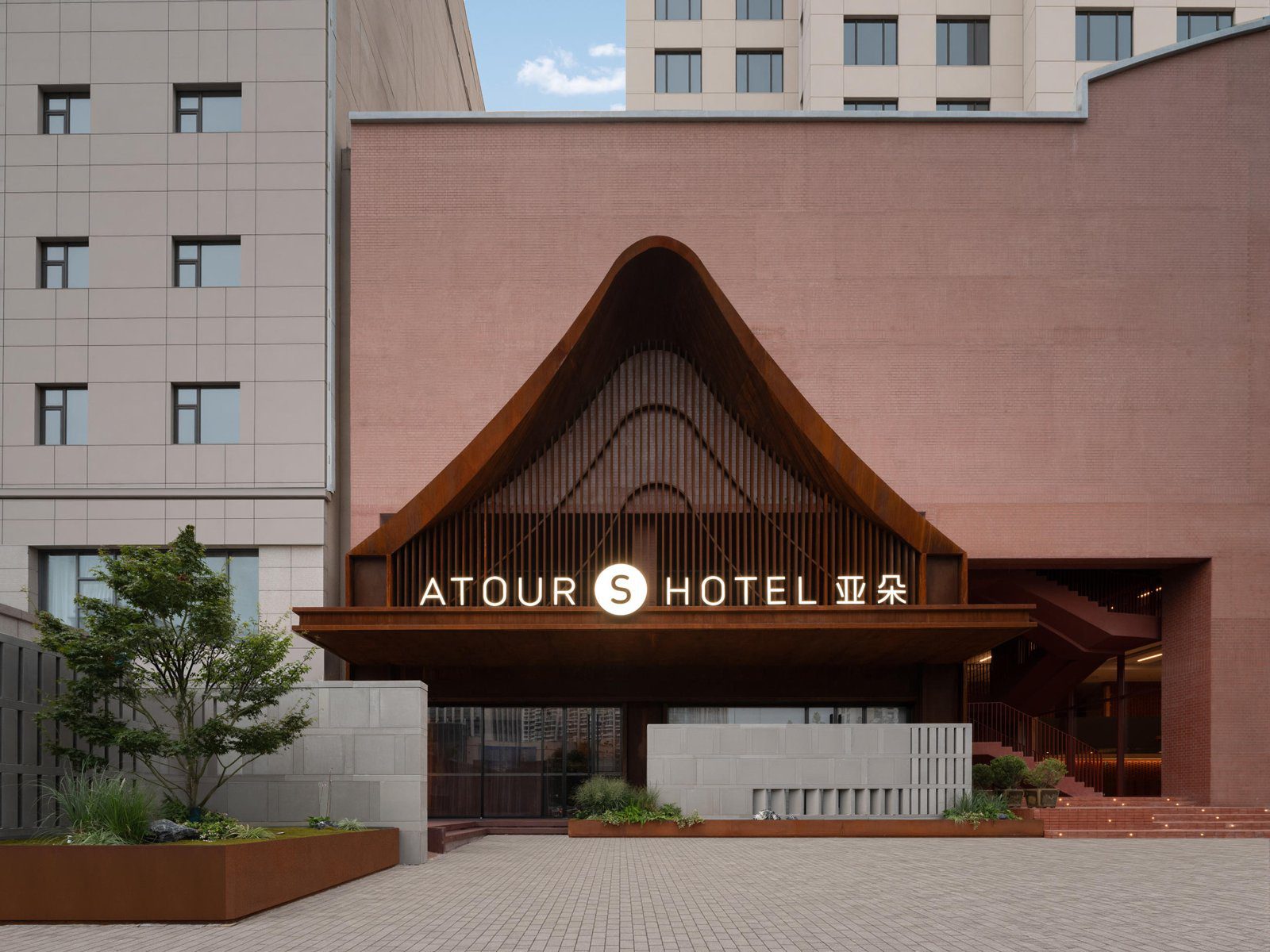 青島五四廣場浮山灣海景亞朵S酒店入口建築外觀與弧形門廊