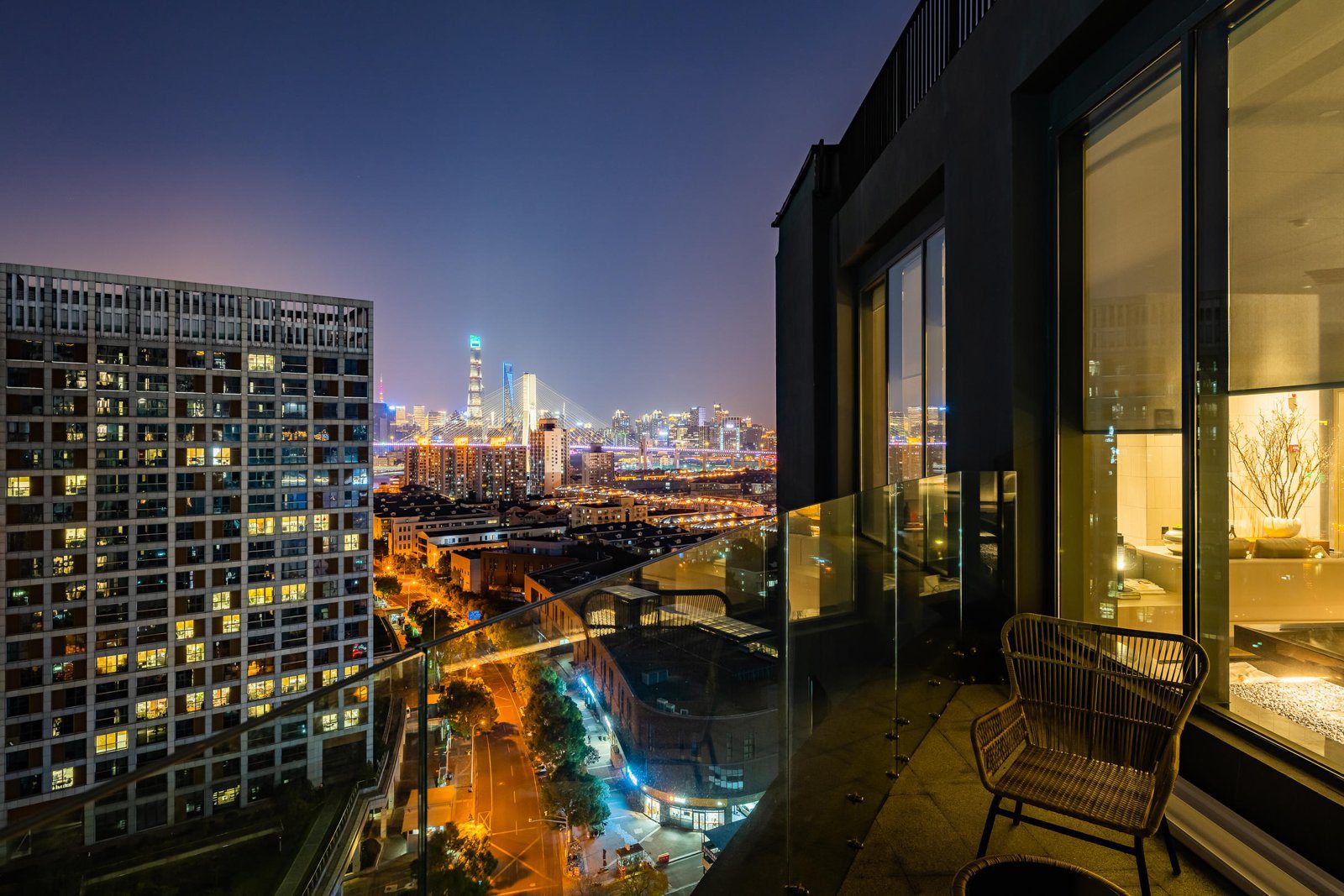上海世博陸家嘴濱江中心亞朵S酒店高樓露台遠眺陸家嘴夜景