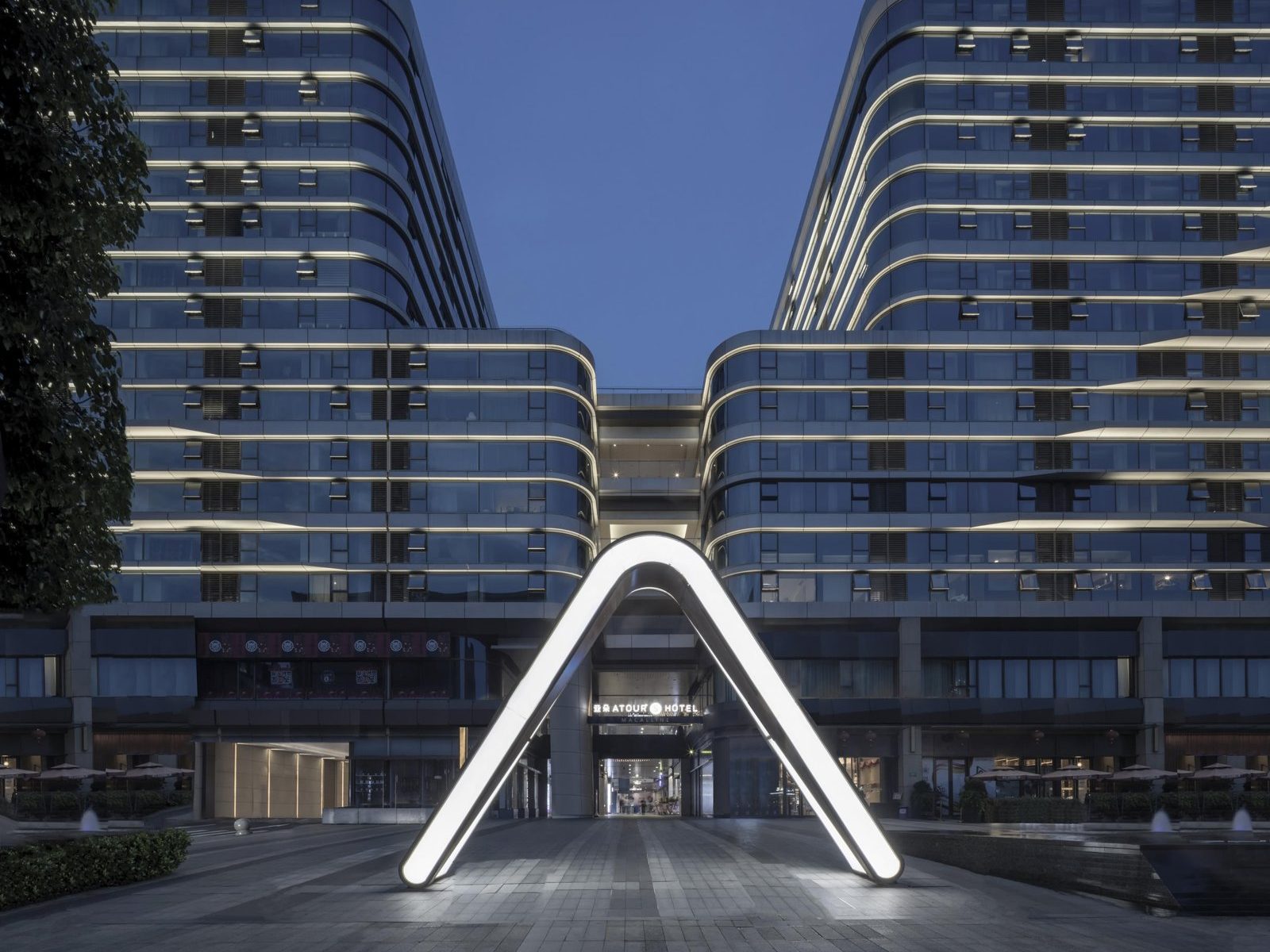 上海虹橋中心愛琴海亞朵S酒店所在建築群與拱形燈光入口
