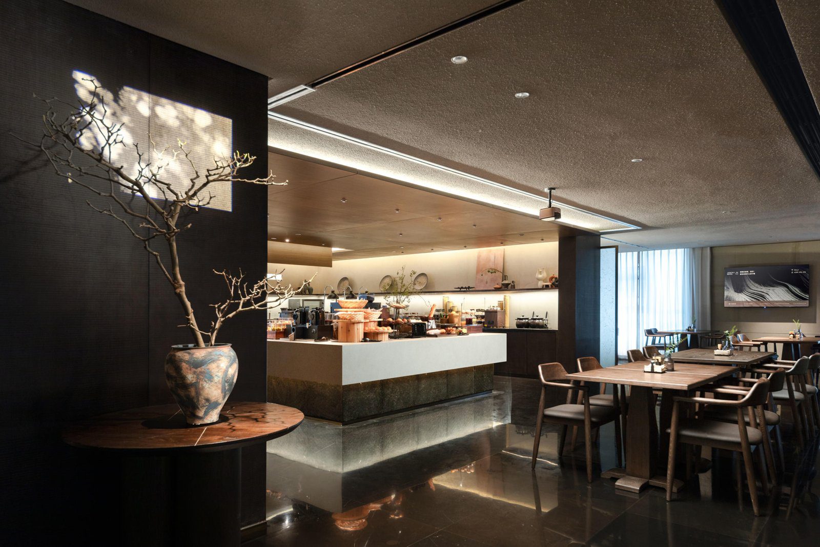 上海虹橋天山路亞朵S酒店餐廳吧台與木質餐桌