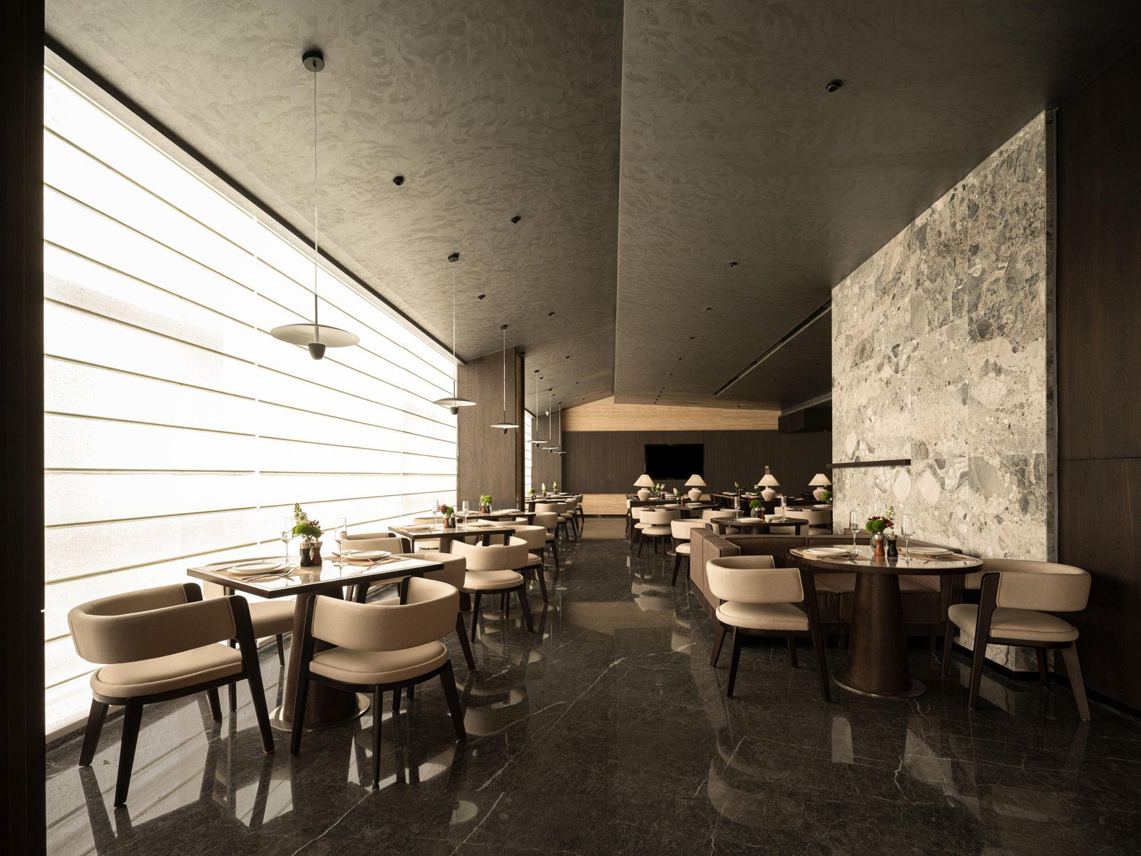 烏魯木齊站南廣場亞朵S酒店餐廳用餐座位與石材牆面