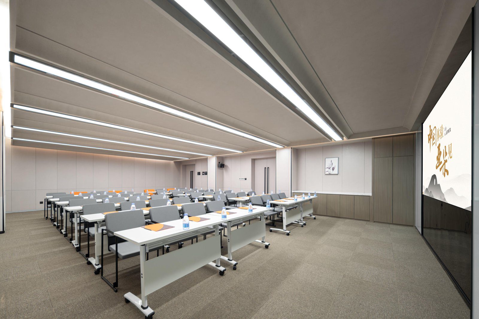 烏魯木齊新市區衛星路亞朵S酒店會議室的課桌式座位與投影牆