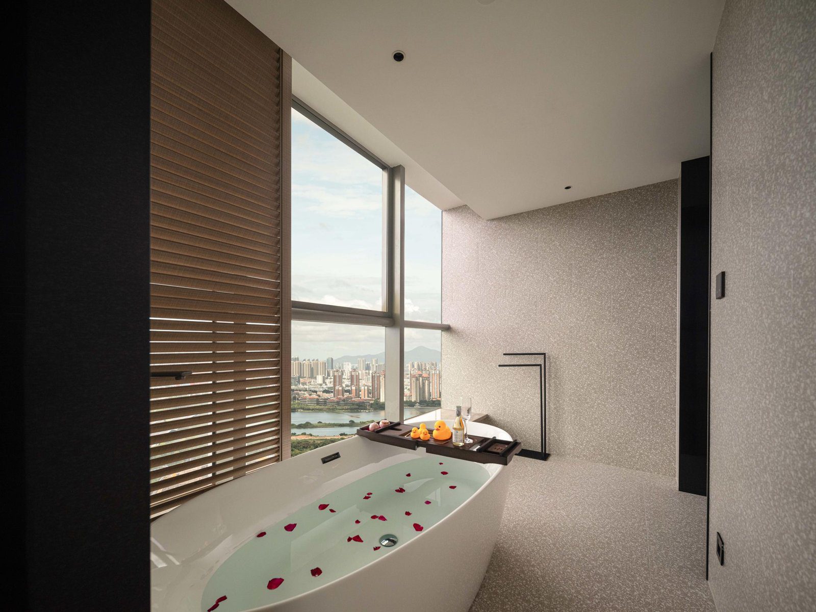 廈門集美學村大悅城亞朵S酒店客房窗邊浴缸與城市景觀