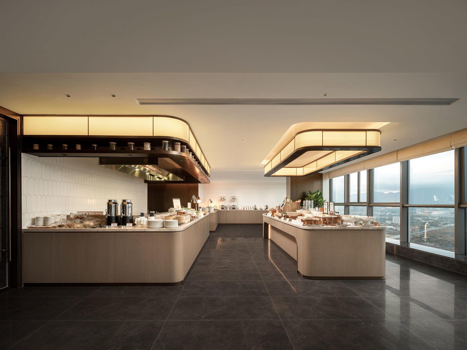 廈門集美學村大悅城亞朵S酒店高樓層早餐餐檯與窗景