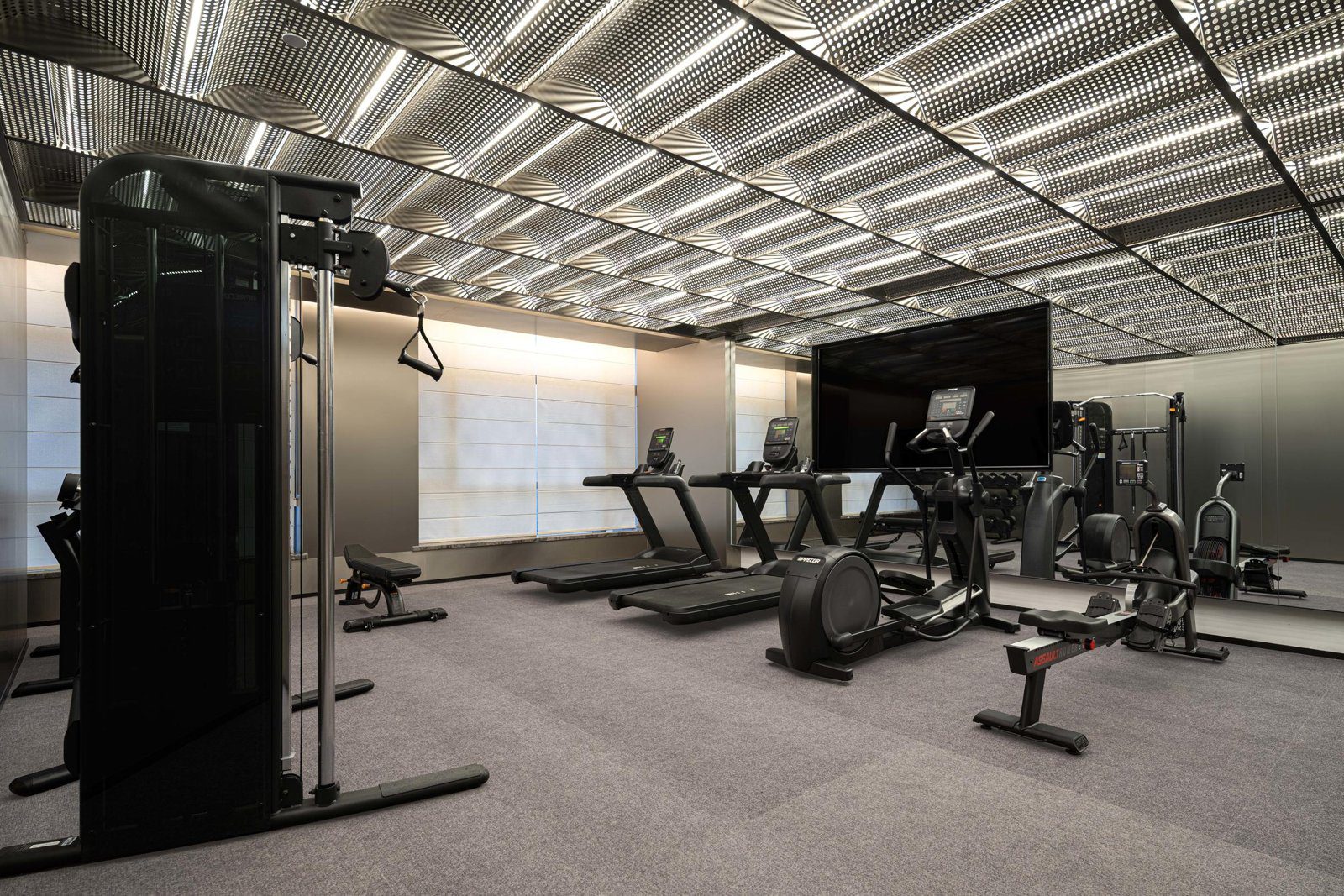 廈門同安美峰創谷海景亞朵S酒店健身房跑步機與重訓設備