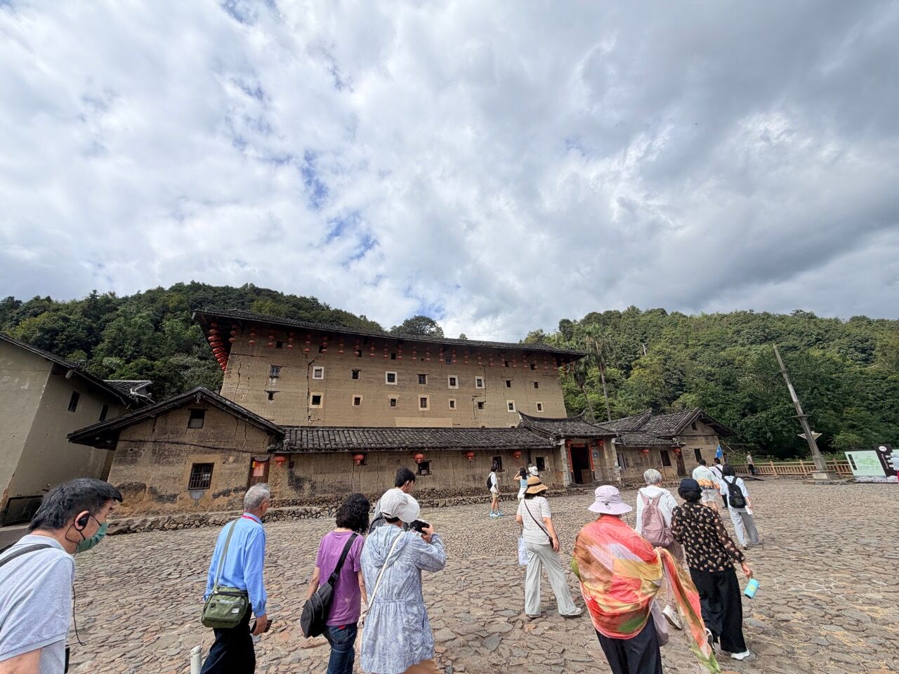 和貴樓方形夯土外牆與門前石鋪廣場