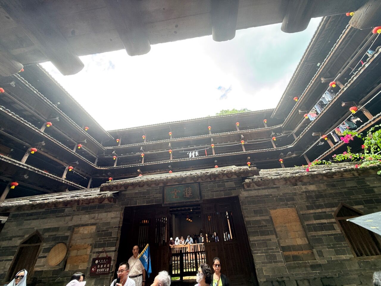 方形土樓院內的多層木廊與中庭建築