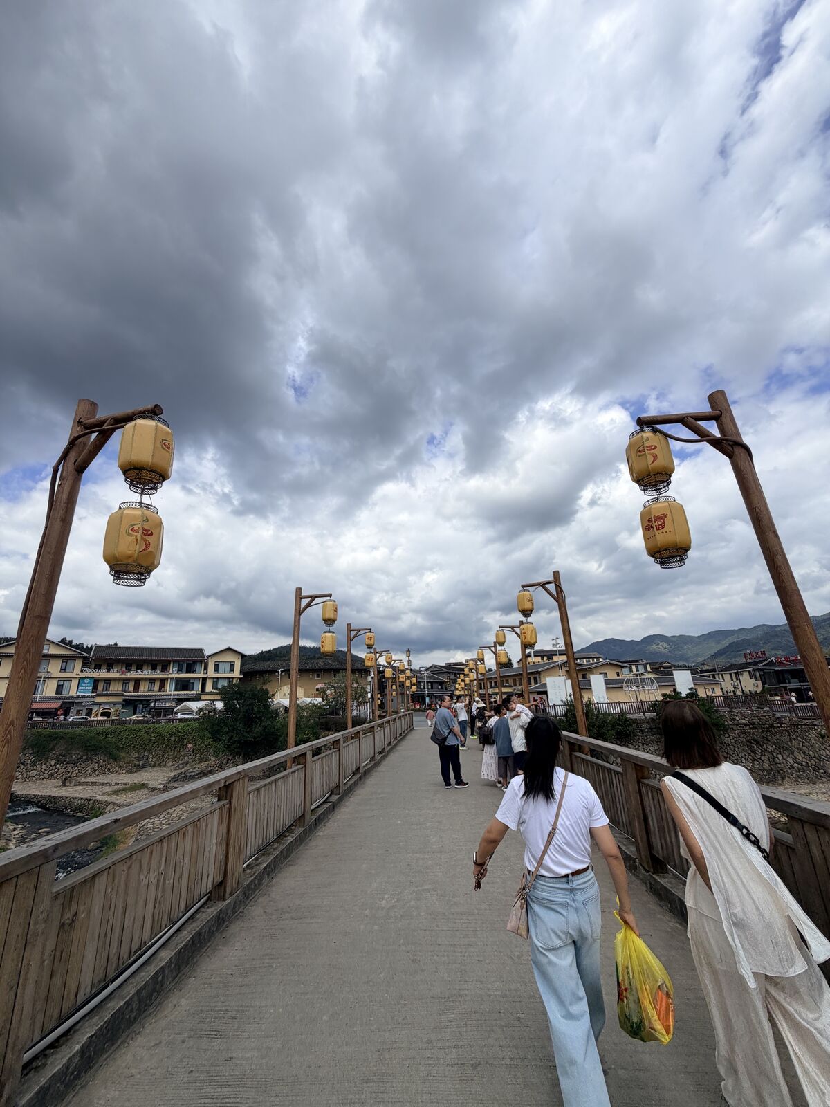 雲水謠古道跨溪木橋與燈籠