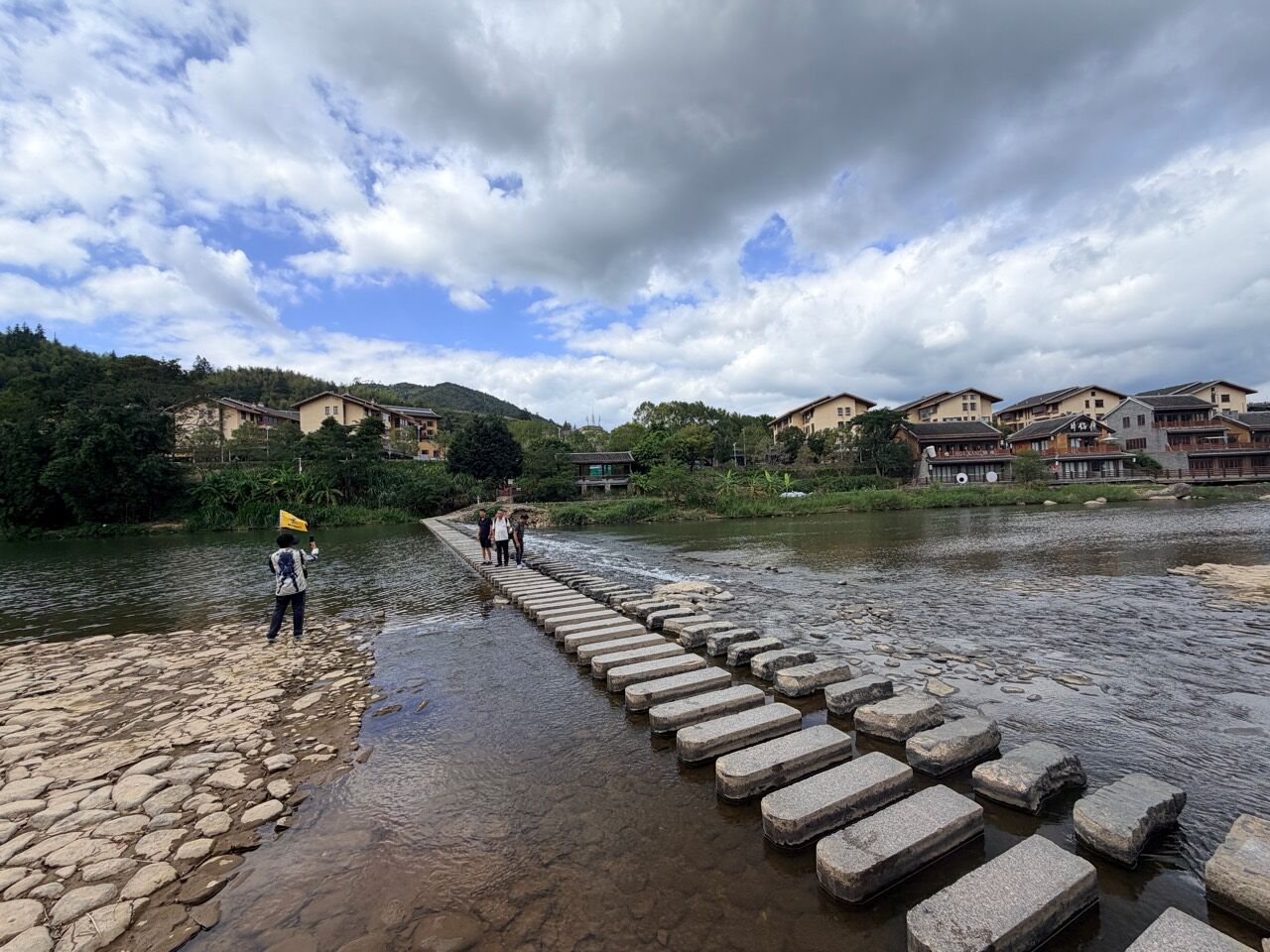雲水謠溪流上的石條步道與兩岸村屋