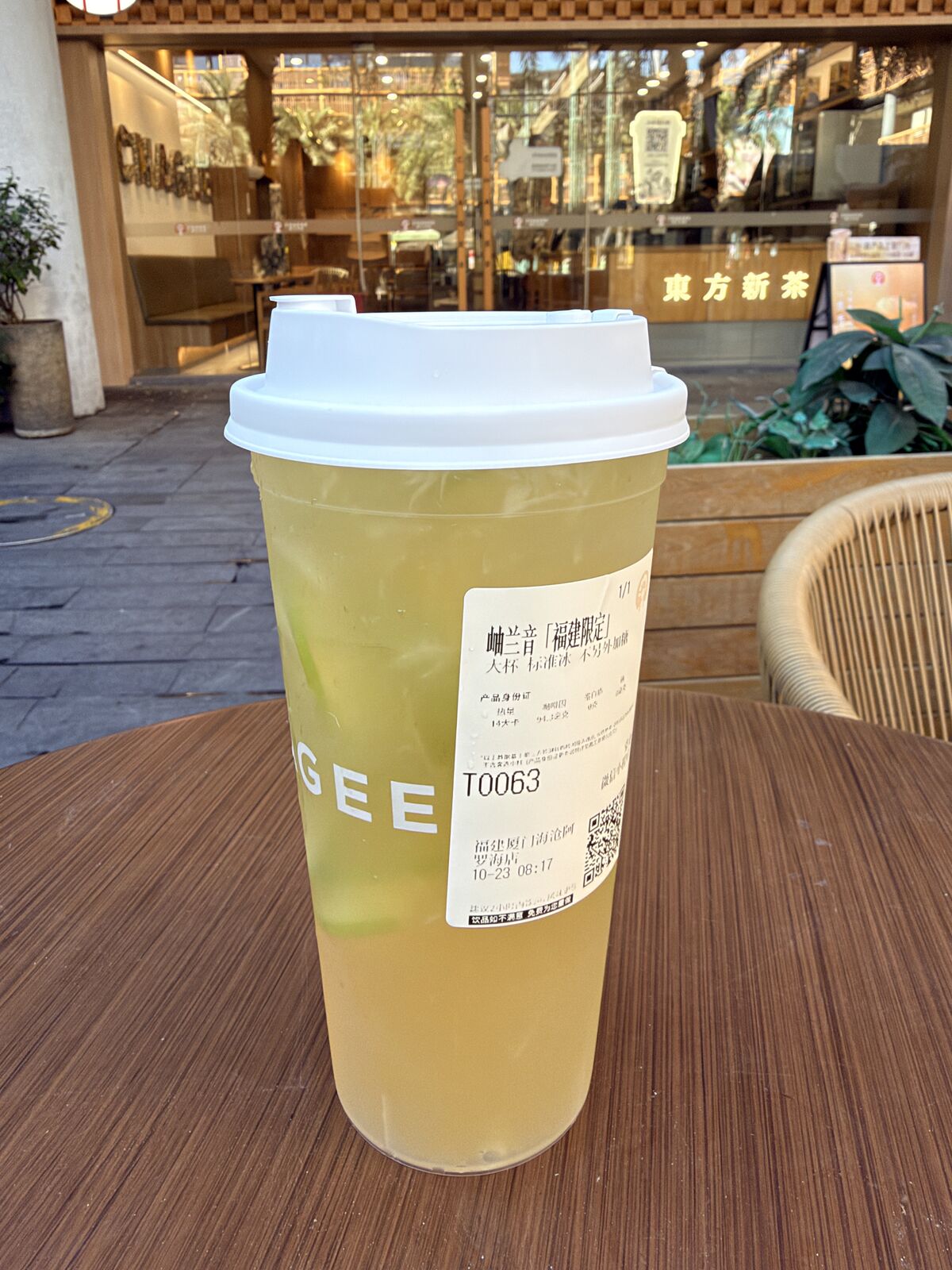 霸王茶姬福建限定柚蘭音飲品與門市背景