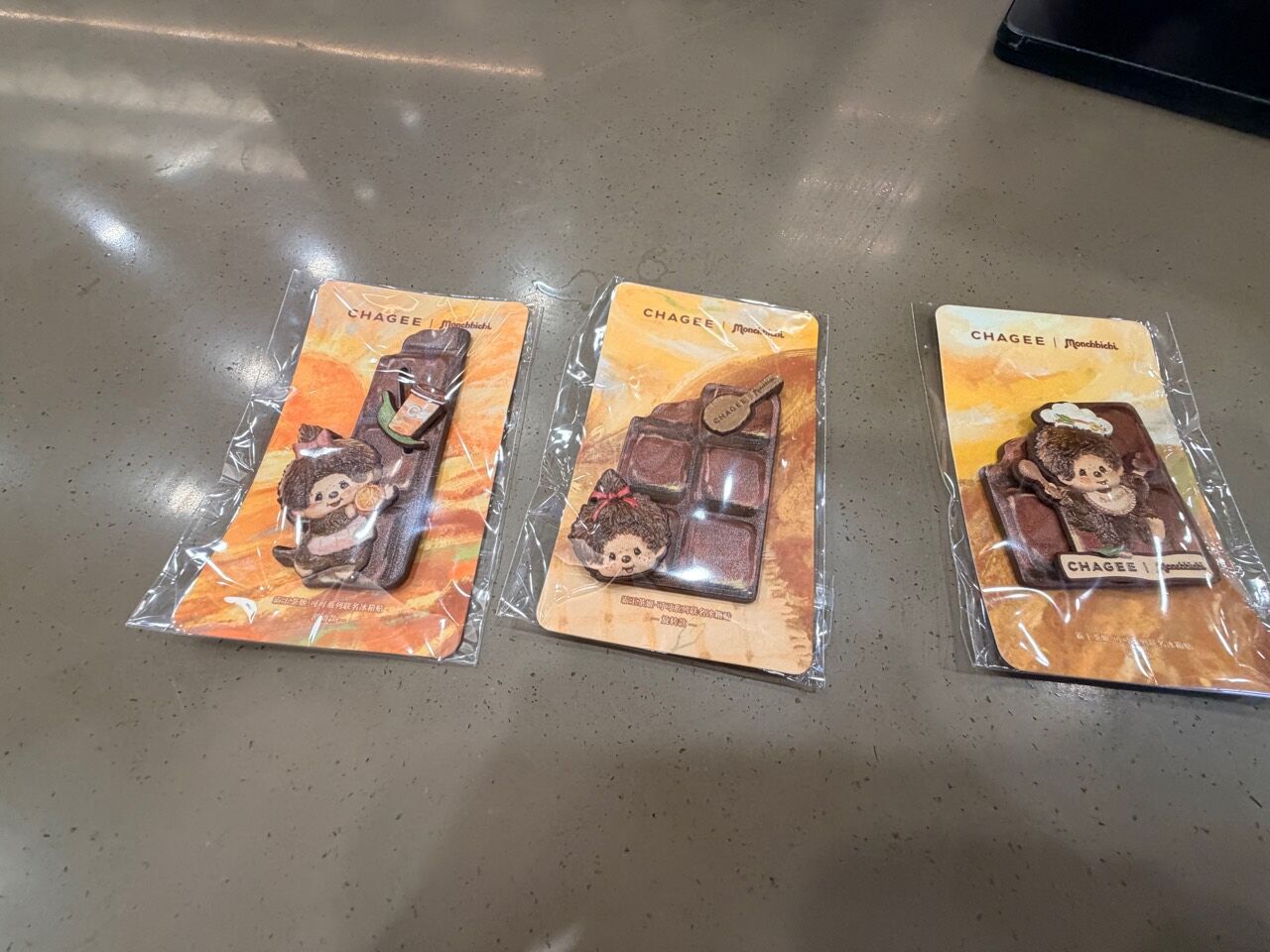 檯面展示三款獨立包裝的夢奇奇聯名小物