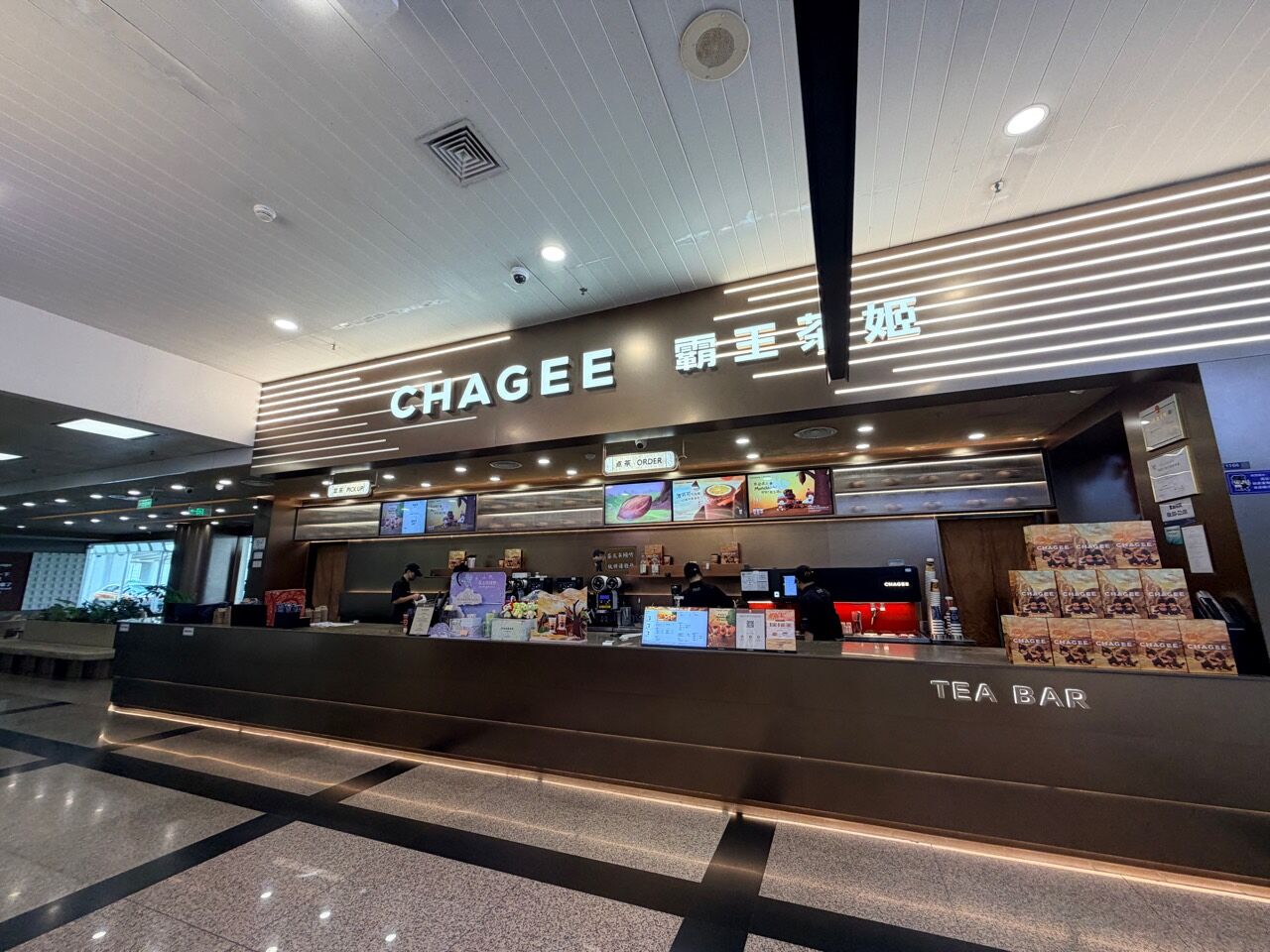 門市櫃檯上方的霸王茶姬 CHAGEE 招牌