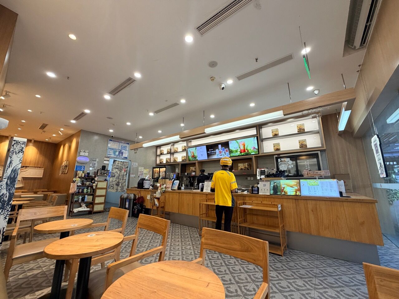 廈門霸王茶姬門市的木質點單櫃台與座位