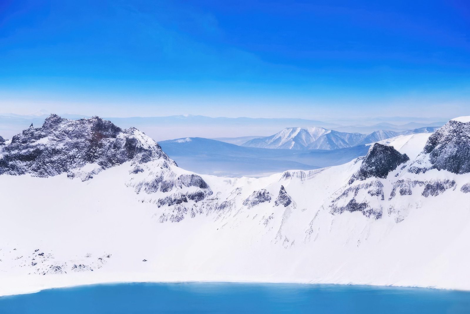 長白山天池火山口積雪岩峰,下方露出一角藍色湖面