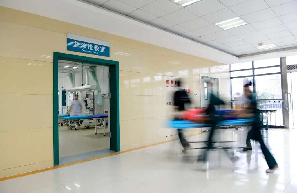 醫院急診搶救室通道與醫護人員推動病床處理緊急醫療狀況