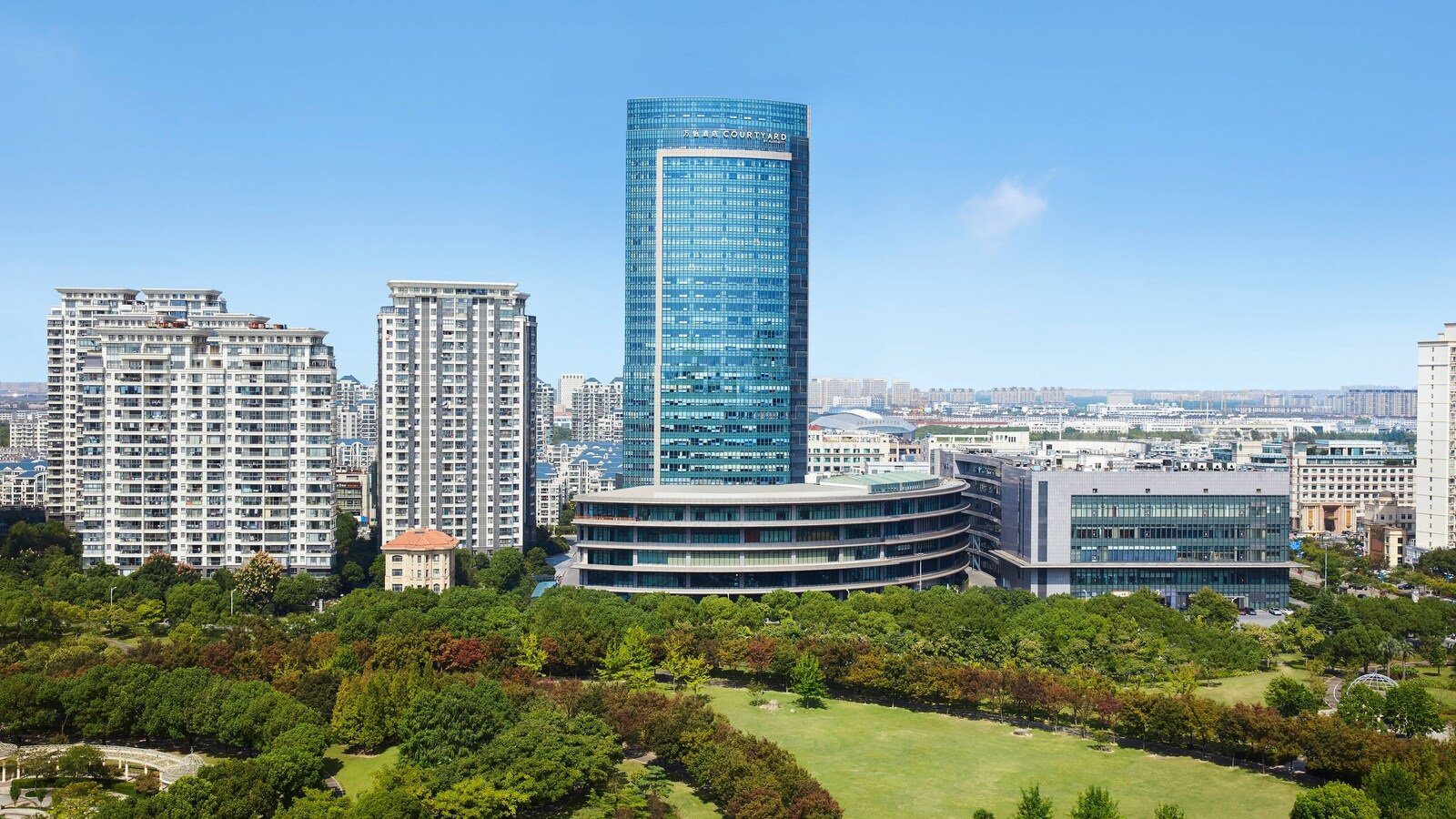上海榕港萬怡酒店高樓外觀與周邊綠地