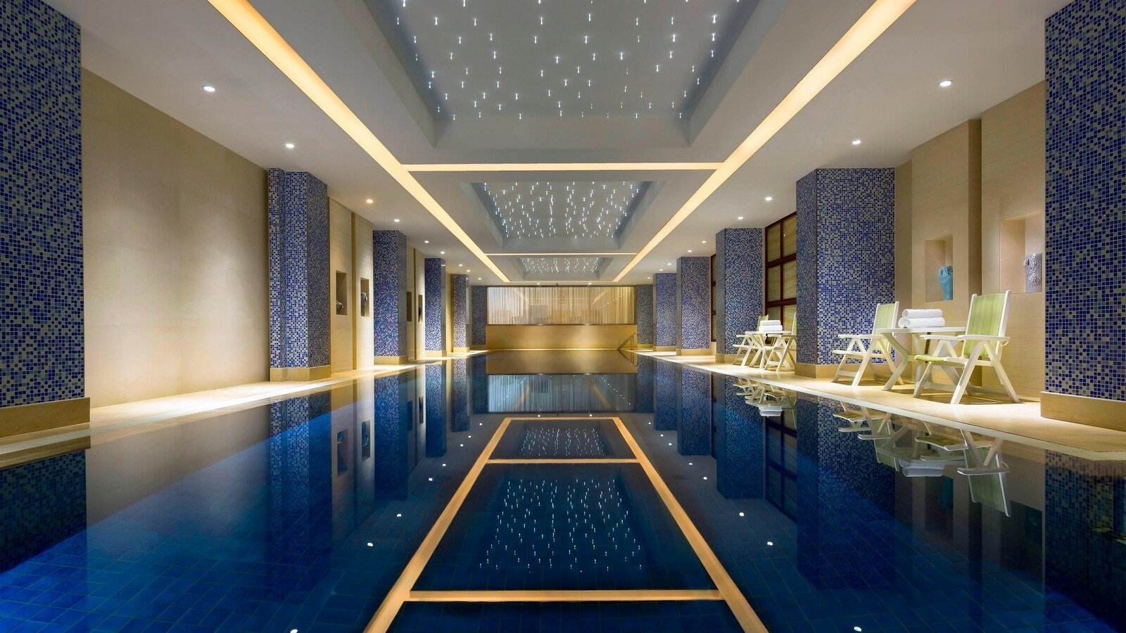 室內泳池與池畔躺椅