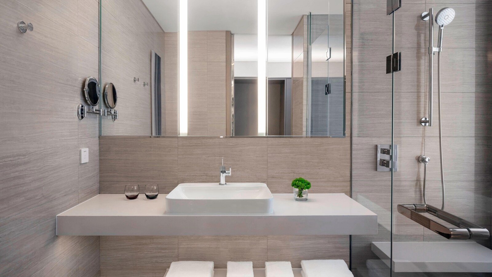 洗手台與淋浴隔間