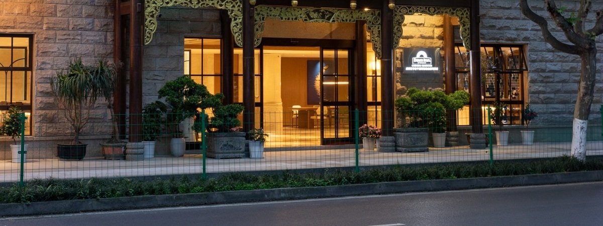 成都寬窄巷子戴斯精選溫德姆酒店本館玻璃主入口與門前人行道