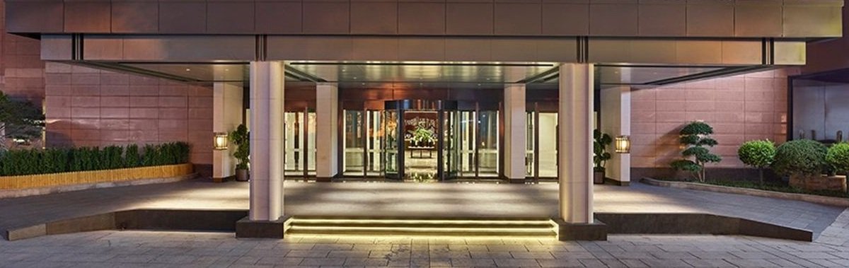北京東三環希爾頓逸林酒店玻璃旋轉主入口與側門、台階