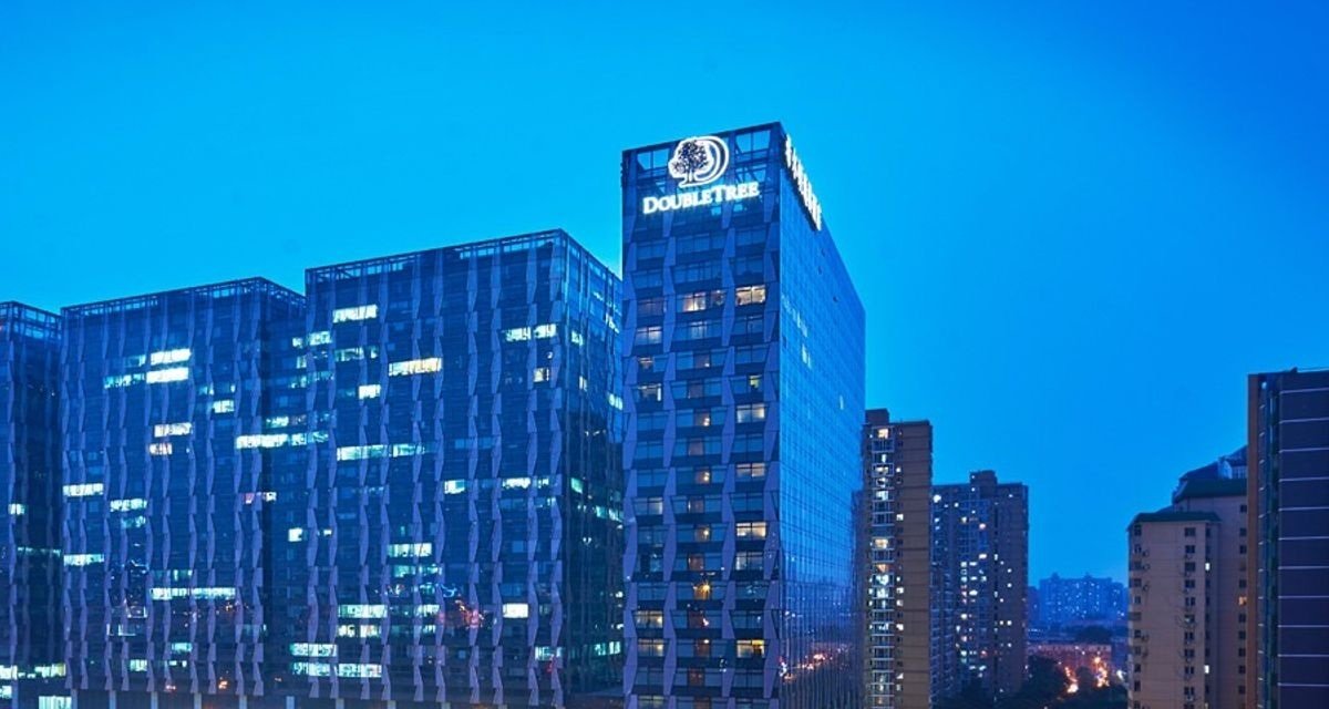 北京希爾頓逸林酒店本館英文頂牌主塔上部及屋頂輪廓