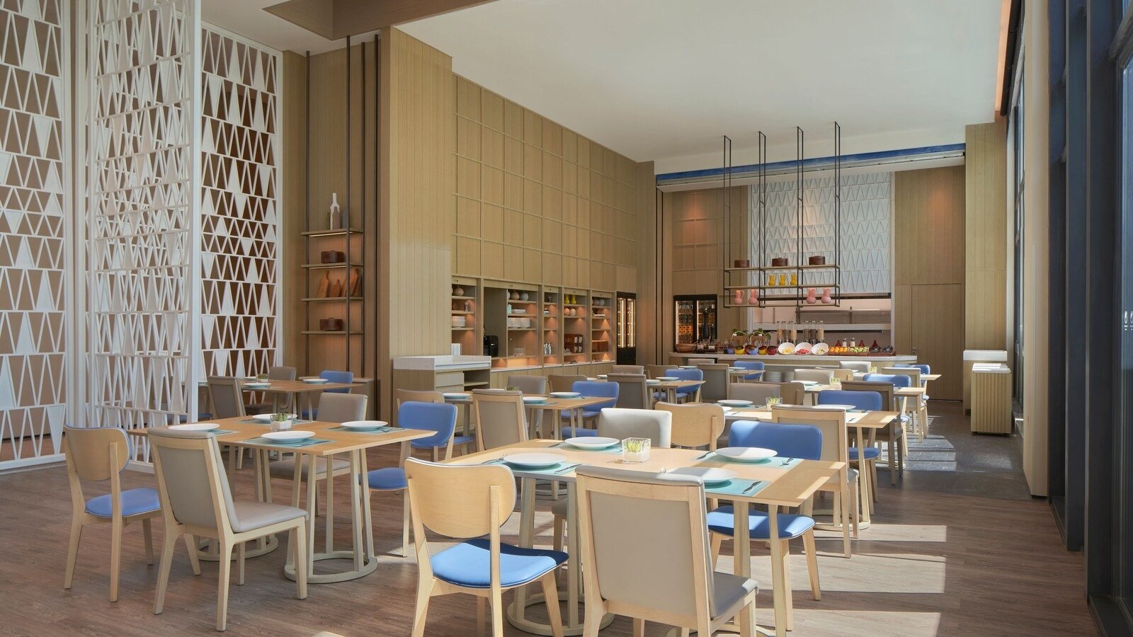 餐廳桌椅與供餐區