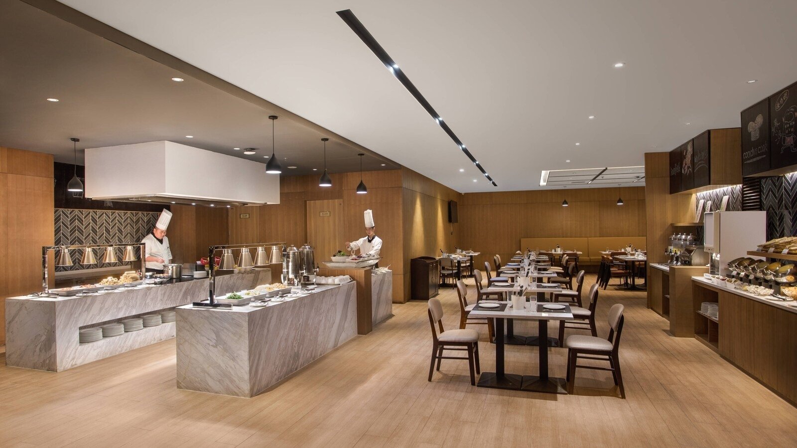 餐廳桌椅與自助取餐區