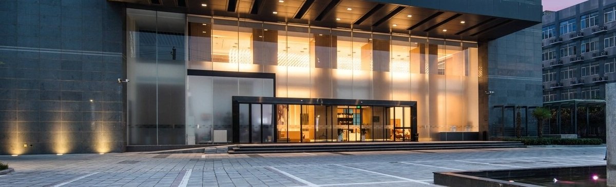 西安北站萬豪萬楓酒店本館玻璃主門、台階與前庭