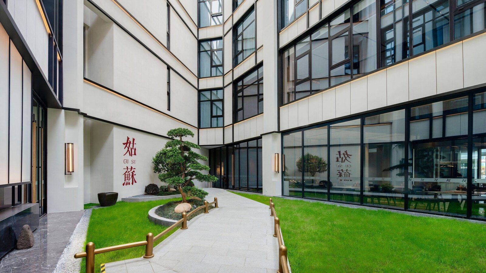 館內中庭綠地步道