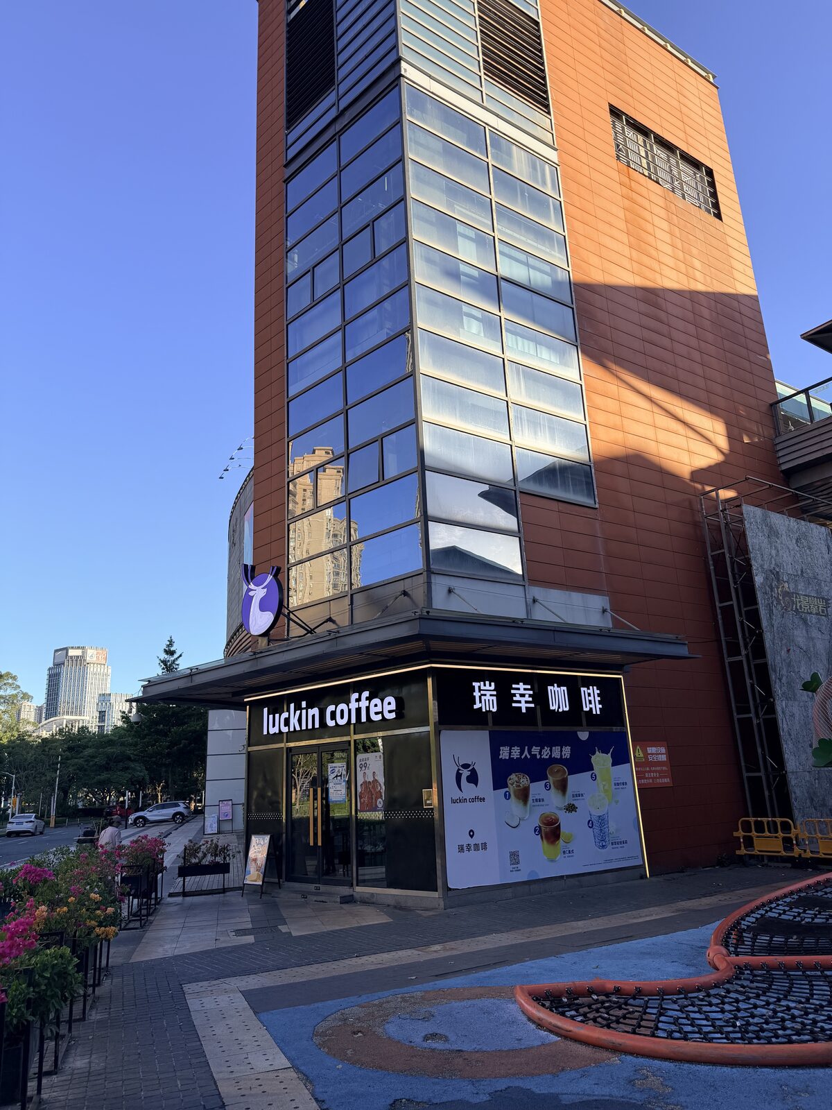 瑞幸咖啡門市外觀與鹿角標誌