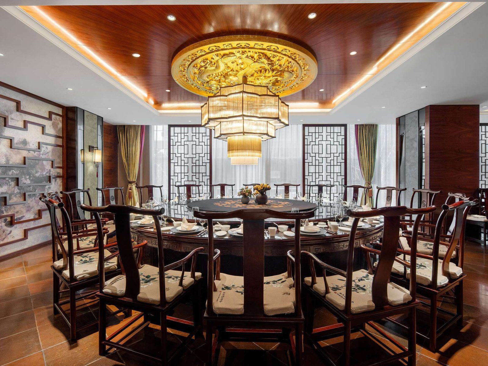 中餐包廂圓桌與雕花吊燈