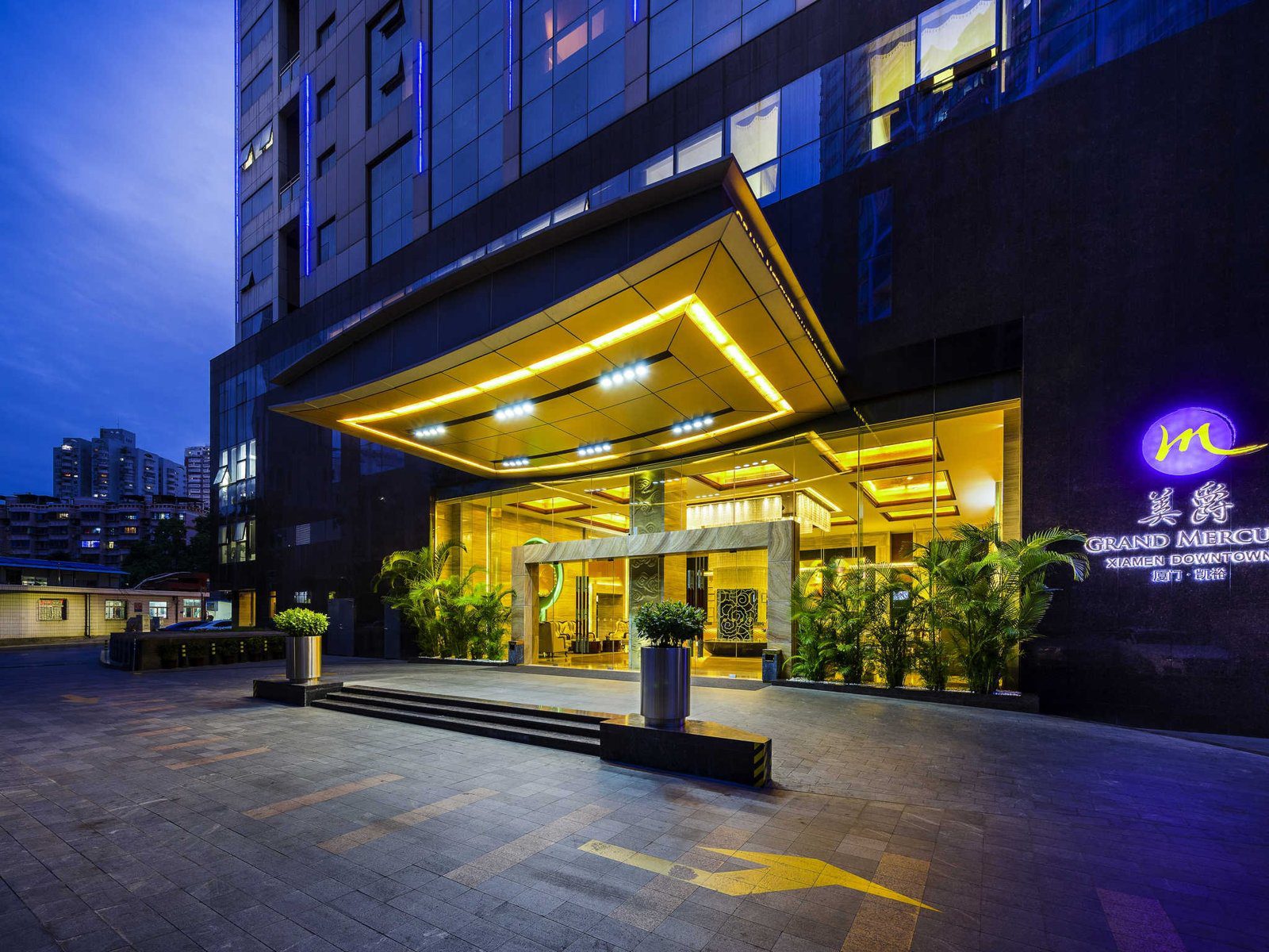 廈門凱裕美爵酒店入口與夜間外觀